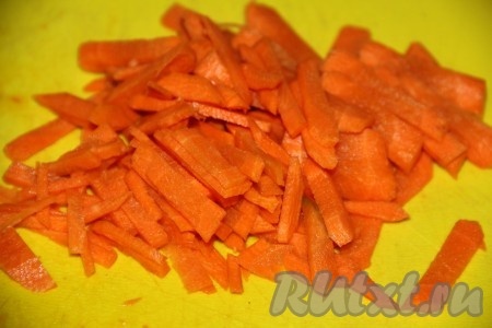 Затем добавляем в бульон очищенную морковь, нарезанную соломкой. 
