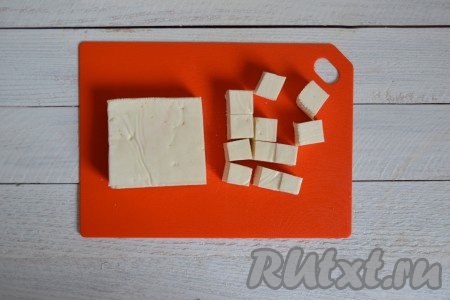 Кубиками нарезать сыр.

