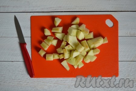 Яблоки, также как и овощи, нарезать кубиками.
