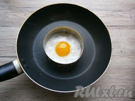 На другую сковороду, влив немного растительного масла, разбить аккуратно яйцо (желток должен остаться целым) и жарить яйцо-глазунью до готовности (в течение 3-4 минут), белок чуть посолить. Яйцо при подаче блюда кладется сверху бифштекса, поэтому жарить его можно, использовав ту же форму, в которой формировали бифштекс, или же, после жарки яйца, белок обрезать ножом.
