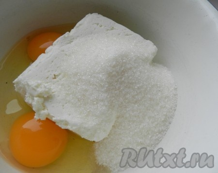 Творог растереть с яйцами и сахаром, добавить пудинг, тщательно перемешать.