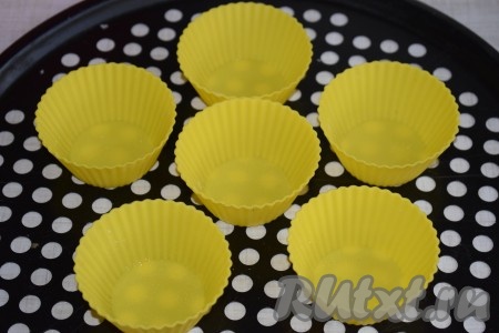 Смазать формочки для кексов растительным маслом при помощи кулинарной кисти или ватного диска. 