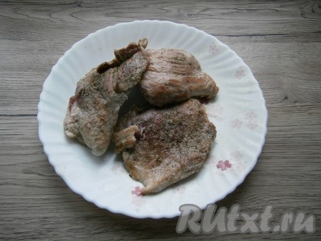 Далее разогреть сковороду с растительным маслом и обжарить отбивные из свинины на среднем огне буквально по 1 минуте с каждой стороны. Мясо выложить на тарелку.
