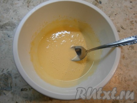 Добавить в получившуюся смесь сырые яйца и взбить миксером до светлой массы (взбивать в течение 4-5 минут). Тесто по консистенции получится похожим на не густую сметану.
