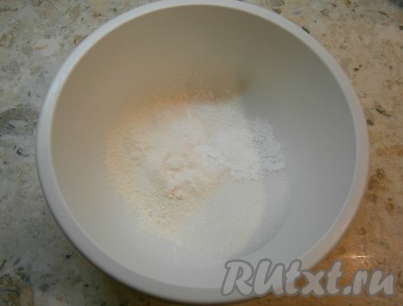 В глубокую посуду просеять муку с разрыхлителем, добавить сахар и щепотку соли, перемешать.