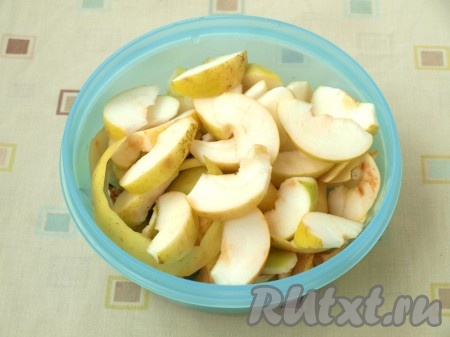 Нарезать яблоки кусочками, чистить не нужно.