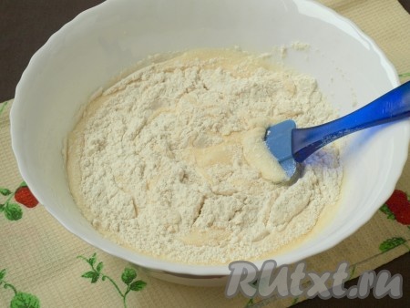В получившуюся массу просеять муку с разрыхлителем, ванилином и солью, перемешать тесто лопаткой.
