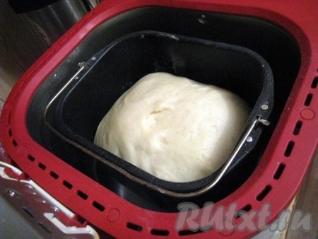 Далее сдобное дрожжевое тесто будет подниматься... И даже немного вылезет из формы хлебопечки!