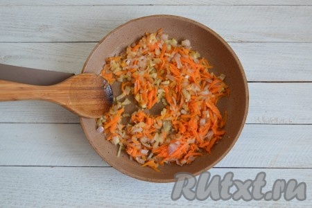 Нарезать кубиками 1-2 луковицы и натереть на крупной терке оставшийся кусочек моркови, выложить в сковороду, разогретую с растительным маслом.