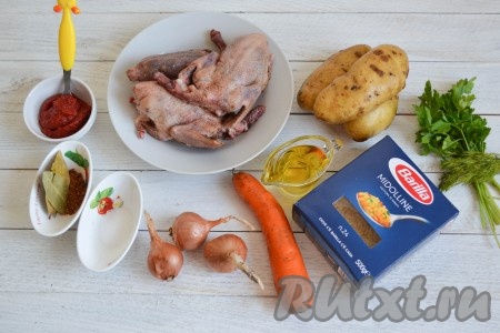Подготовить необходимые ингредиенты для приготовления супа из голубей.
