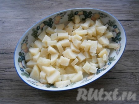 Из кастрюли с картофелем слить воду, выложить картошку в форму для запекания, чуточку посолить.
