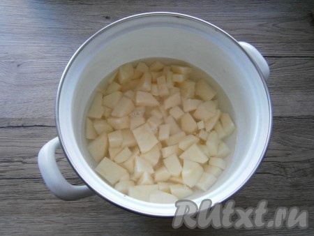 Лук, картофель и морковь очистить. Картофель нарезать кубиками в кастрюлю, залить водой, довести до кипения. Посолить воду, уменьшить огонь и варить картошку 15 минут.

