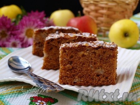 Очень вкусный медово-яблочный пирог остудить в форме, посыпать сахарной пудрой, нарезать на кусочки и подать к чаю.
