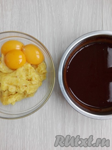 Растопите шоколад и 130 грамм сливочного масла на водяной бане, перемешайте получившуюся шоколадную массу до однородности. Яйца разделите на белки и желтки. Добавьте к апельсиновому пюре яичные желтки и аккуратно перемешайте.