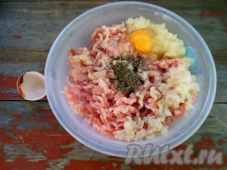 К получившемуся фаршу добавьте яйцо, свежемолотый черный перец и соль, тщательно перемешайте. Накройте фарш пленкой, уберите в холодильник на 7-10 минут.