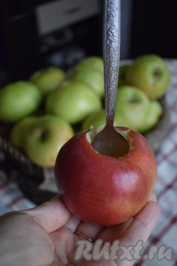 При помощи ножа и чайной ложки (как на фото) удалить сердцевину из яблок.