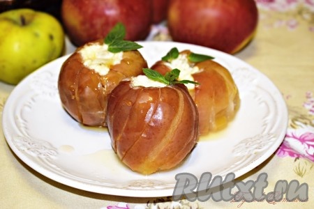 Яблоки, запеченные с творогом, достать из мультиварки, выложить на блюдо и полить сверху медом.