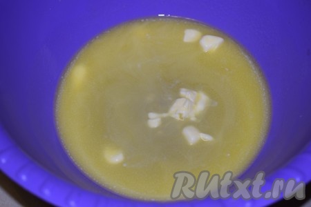 Растопить сливочное масло в микроволновке (в течение 30 секунд).