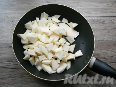 Пока выпекается основа пирога, приготовить начинку. Для этого: яблоки очистить от кожуры и семян, нарезать произвольными, но не большими кусочками. Поместить яблоки в сковороду со сливочным маслом.
