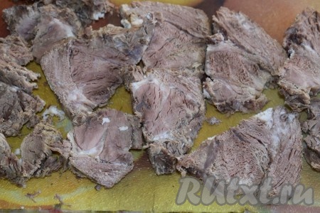 Отделяем мясо от косточки и нарезаем на плоские порционные кусочки.
