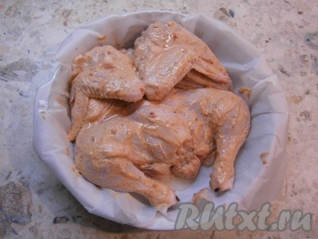 Цыпленка посолить, подготовленным соусом хорошо обмазать его со всех сторон и поместить тушку спинкой вверх в форму для запекания, застеленную пергаментом. Сверху немного полить цыпленка растительным маслом.