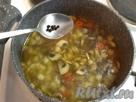 Подсолить суп по вкусу и добавить перчик горошком.