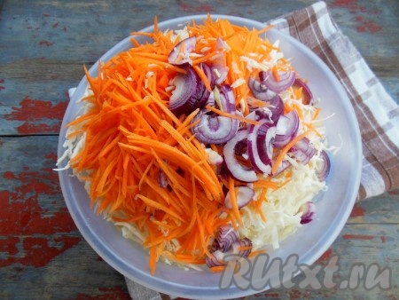 В большой миске соедините капусту, лук, морковь, чеснок и хрен.
