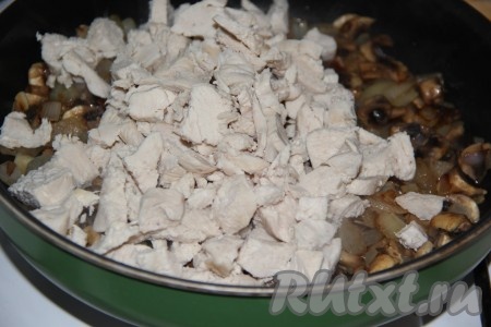 Куриное филе нарезать на мелкие кусочки, добавить в сковороду к грибам и луку. Посолить, поперчить начинку для пирога и обжарить в течение 5 минут, помешивая, затем снять сковороду с огня.
