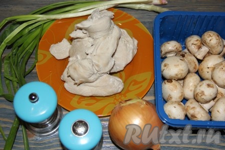 Подготовить продукты для приготовления начинки для заливного пирога с курицей и грибами. Куриное филе отварить в течение 15-20 минут и остудить. 
