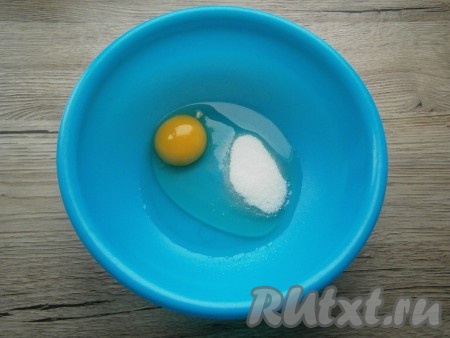 Для приготовления теста для блинов, в миску разбить яйцо, добавить соль и сахар.