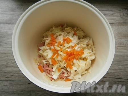 Далее добавить в чашу нарезанную "чашечками" или кусочками белокочанную капусту и нарезанную брусочками очищенную морковь.
