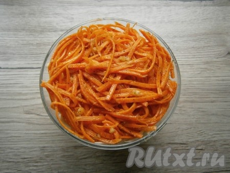 Последним слоем выложить немного измельченную корейскую морковку.