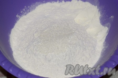 В миску насыпаем 450 грамм просеянной муки, добавляем соль, сахар и перемешиваем.
