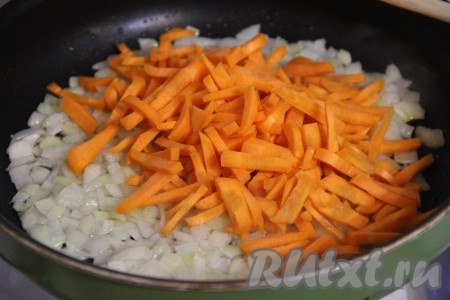 Затем добавить морковь в сковороду и обжарить в течение 5 минут, иногда перемешивая.
