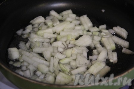 В сковороду добавить немного растительного масла и нарезанный лук. Обжарить лук, помешивая, до золотистого цвета.
