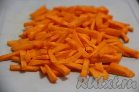 Морковь очистить и нарезать тонкими брусочками.
