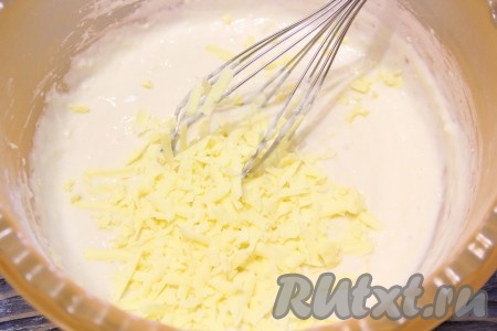Сыр, натертый на крупной тёрке, выложить в тесто и хорошо перемешать.
