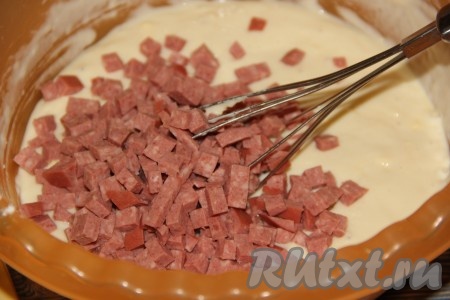 Колбасу, нарезанную мелкими кубиками, тоже добавить в тесто.
