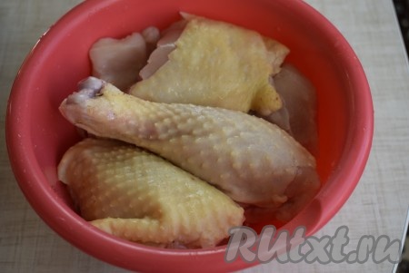 Курицу нарезать на порционные кусочки, посолить, поперчить и оставить на 15 минут пропитаться.
