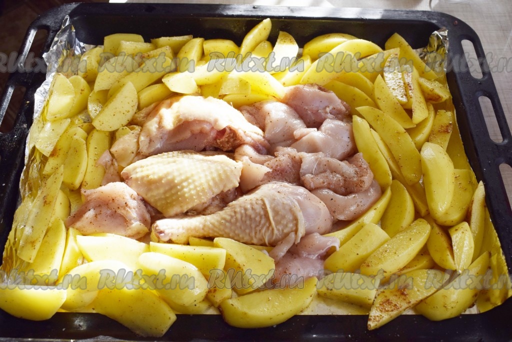 Курица с картошкой, запеченная в духовке с сыром и сметаной поэтапно