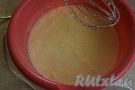 Миксером взбиваем масло с яйцами и сахаром до белой однородной массы и вливаем молоко. 