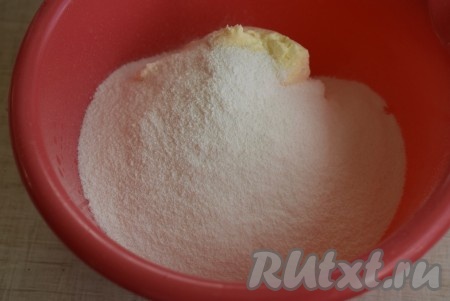 Пока капкейки остывают, готовим творожной-сливочный крем (крем-чиз). Для этого размягченное сливочное масло смешиваем с сахарной пудрой. 