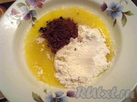 Для приготовления штрейзеля соединить растопленный маргарин, муку, сахар и какао.
