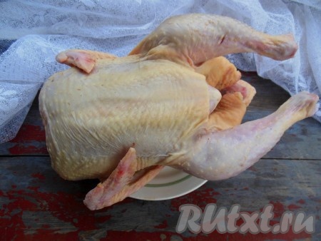Перед приготовлением колбасы курицу промойте под проточной водой, обсушите с помощью бумажного полотенца.