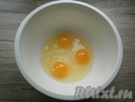 К яйцам добавить щепотку соли.