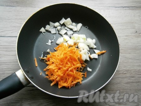 Морковь натереть на крупной терке, лук нарезать кусочками, поместить в сковороду, влить растительное масло.