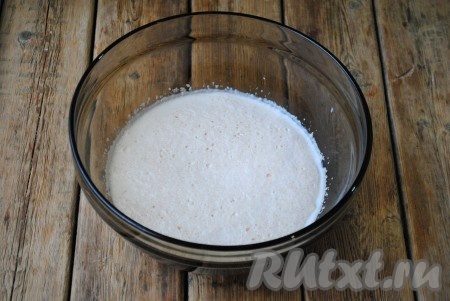 В тёплое молоко всыпать дрожжи и сахар, перемешать и оставить минут на 10-15, чтобы дрожжи "запустились" (на поверхности появится пышная "шапочка").