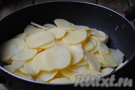 Отправить картофель на сковороду к салу, готовить 5 минут на сильном огне, не накрывая крышкой.
