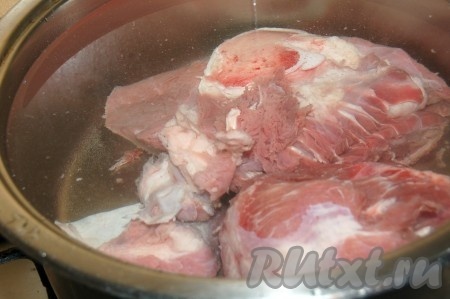 Поставим вариться мясо. Мясо варить 1,5 часа.