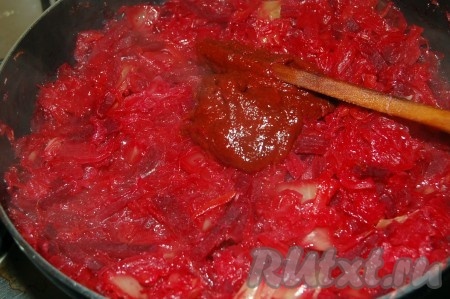 Обжаривать их, все время помешивая. Можно добавить бульон из кастрюли, в которой варится мясо. Добавить томатную пасту. Следить, чтобы не подгорело. Через 30 минут свекла с капустой будут готовы.